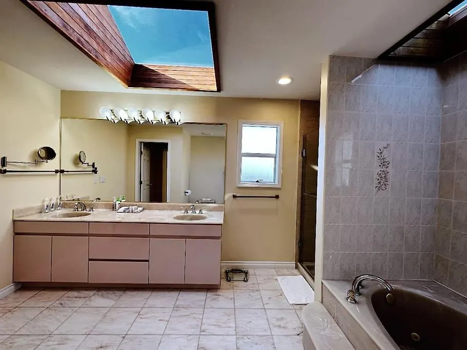 Super Cosy 8Bed & 6Bath In Vancouver Heart Near To Airport Canada