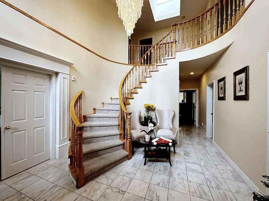 Super Cosy 8Bed & 6Bath In Vancouver Heart Near To Airport Canada